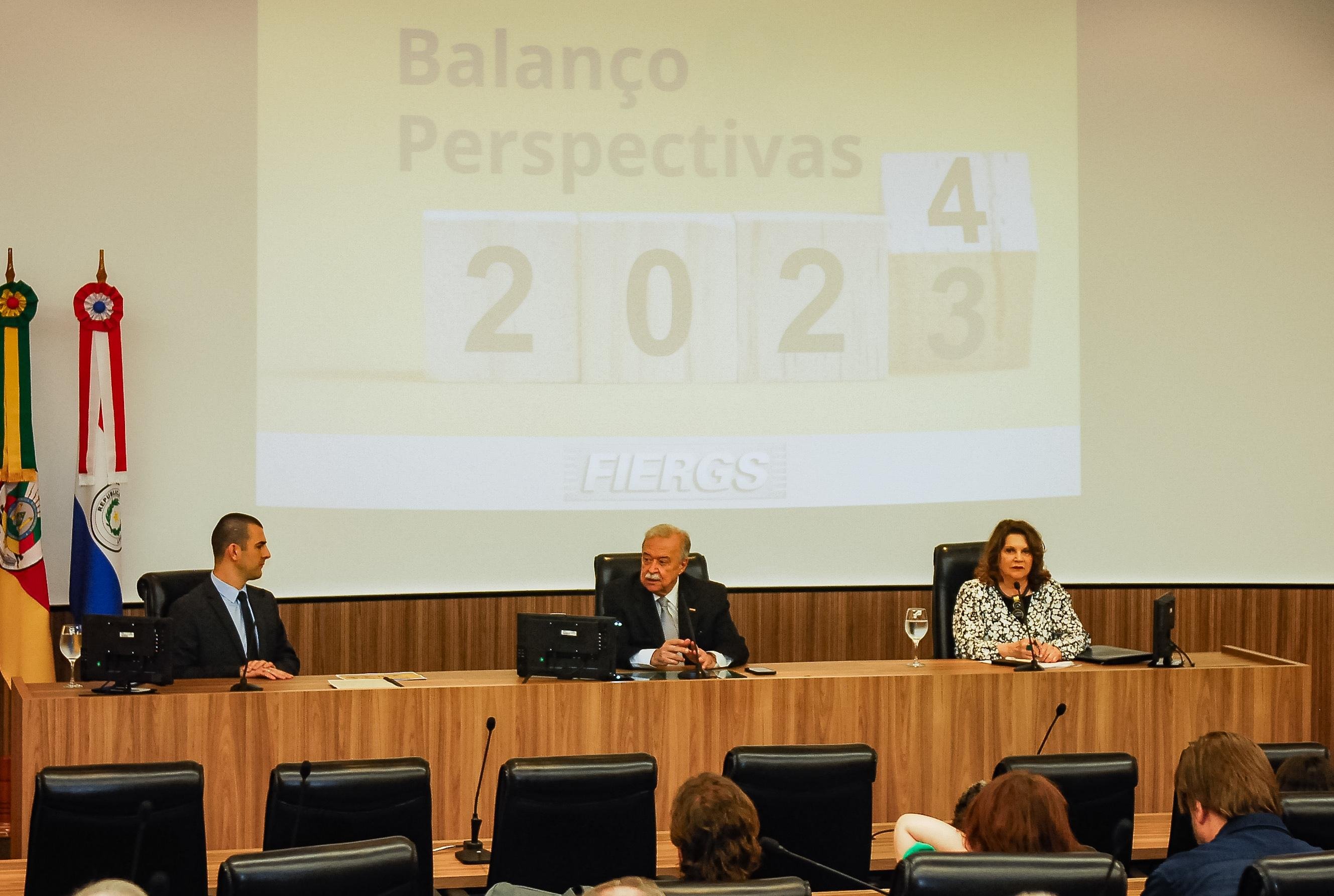 A produ&ccedil;&atilde;o industrial ga&uacute;cha registrou uma queda de 5,1% no acumulado do ano at&eacute; setembro de 2023, contrastando com a estabilidade observada no Brasil como um todo