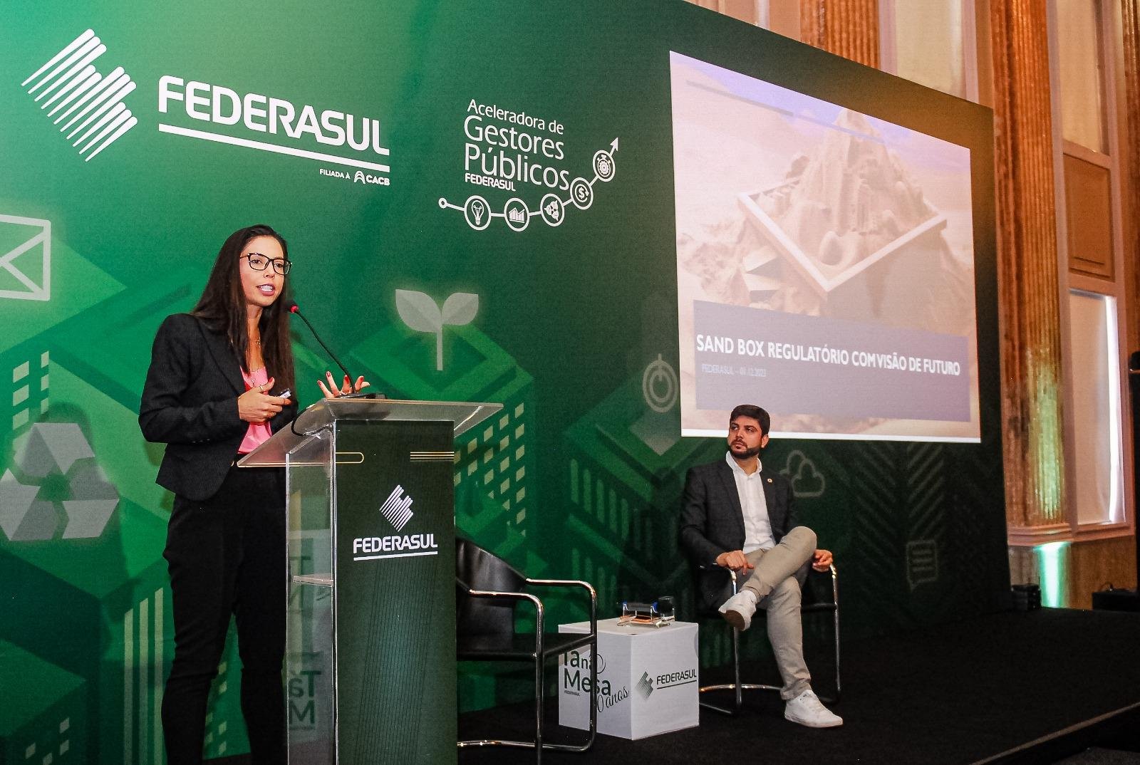 A promotora de Justi&ccedil;a do Minist&eacute;rio P&uacute;blico Estadual J&uacute;lia Flores Schutt e o deputado estadual Felipe Camozato falaram sobre o Sandbox regulat&oacute;rio