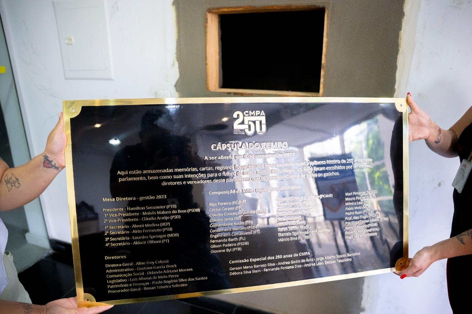 Placa faz refer&ecirc;ncia &agrave; iniciativa