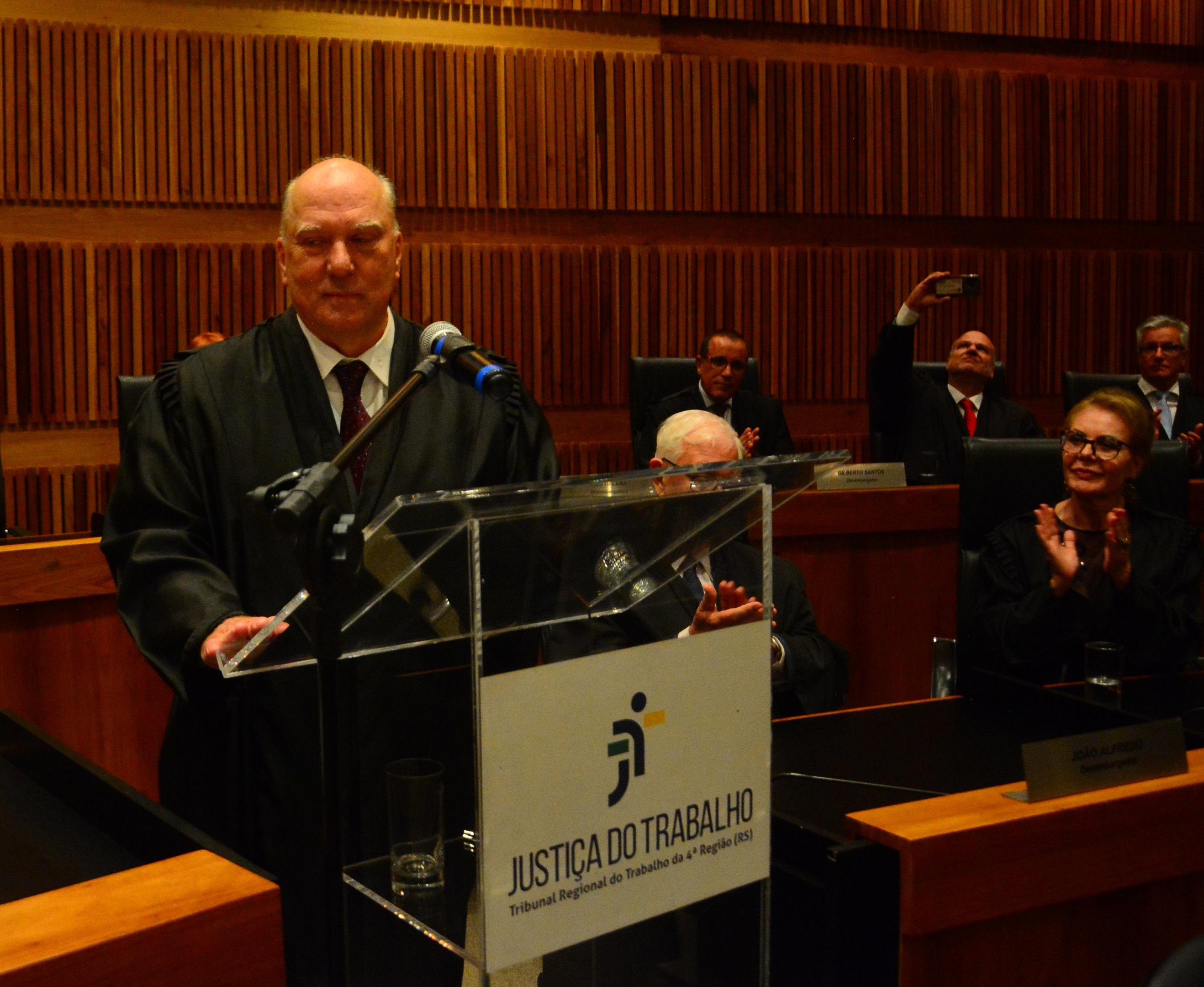 Desembargador Ricardo Hofmeister de Almeida Martins Costa assumiu a presid&ecirc;ncia