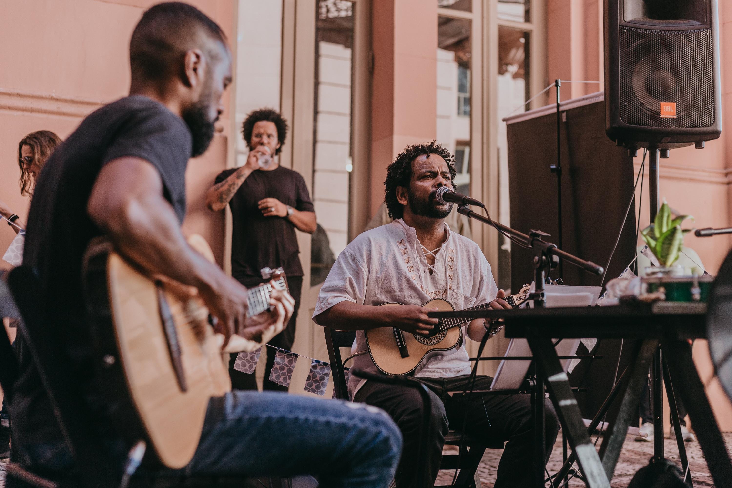 Edi&ccedil;&atilde;o em comemora&ccedil;&atilde;o ao Dia Nacional do Samba conta com performances de Thiago Ribeiro & Amigos, Glau Barros, Marcelle Brito e P&acirc;mela Amaro & Herdeiras do Samba