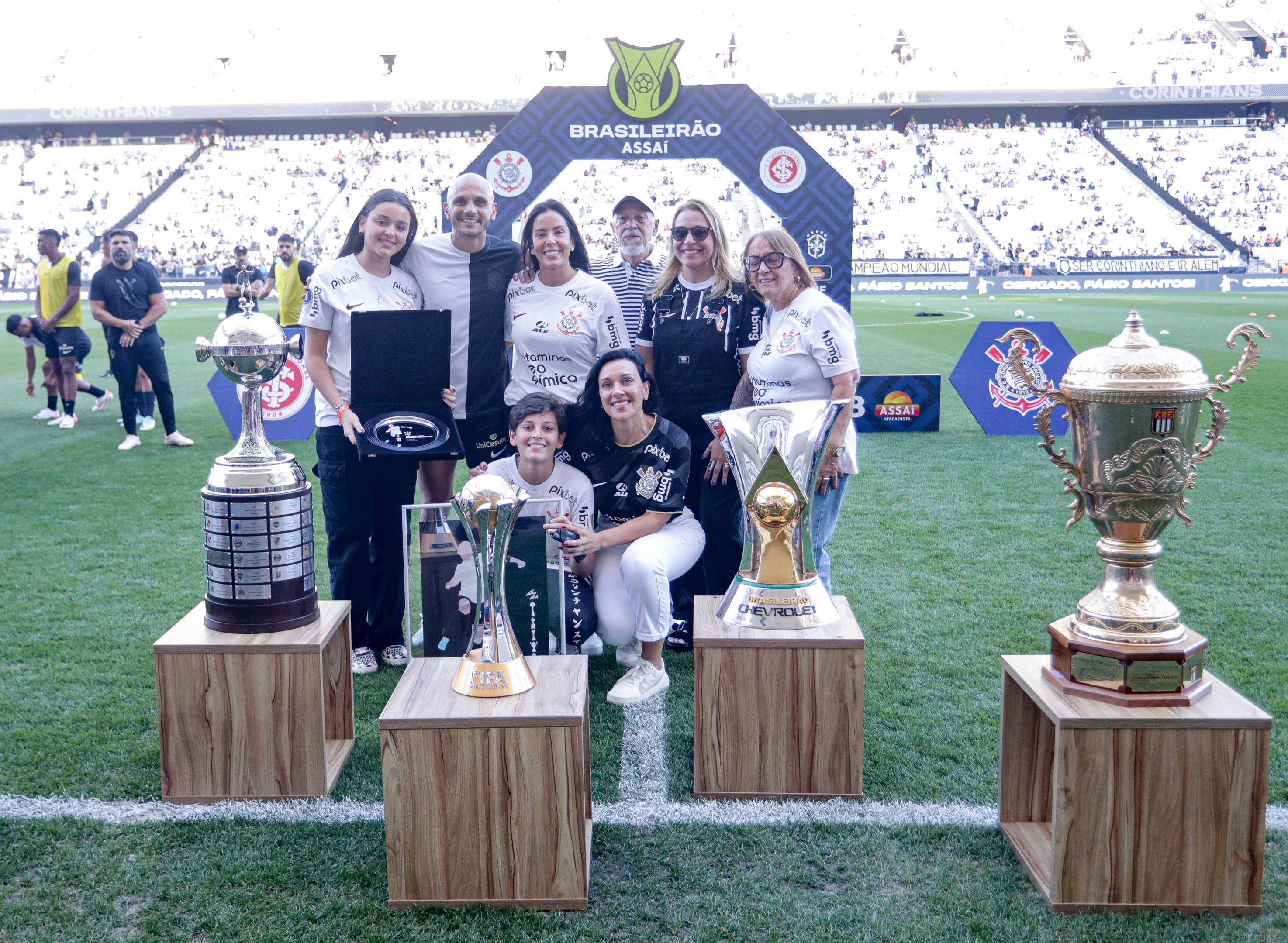 Jogador recebeu homenagem com a fam&iacute;lia e trof&eacute;us