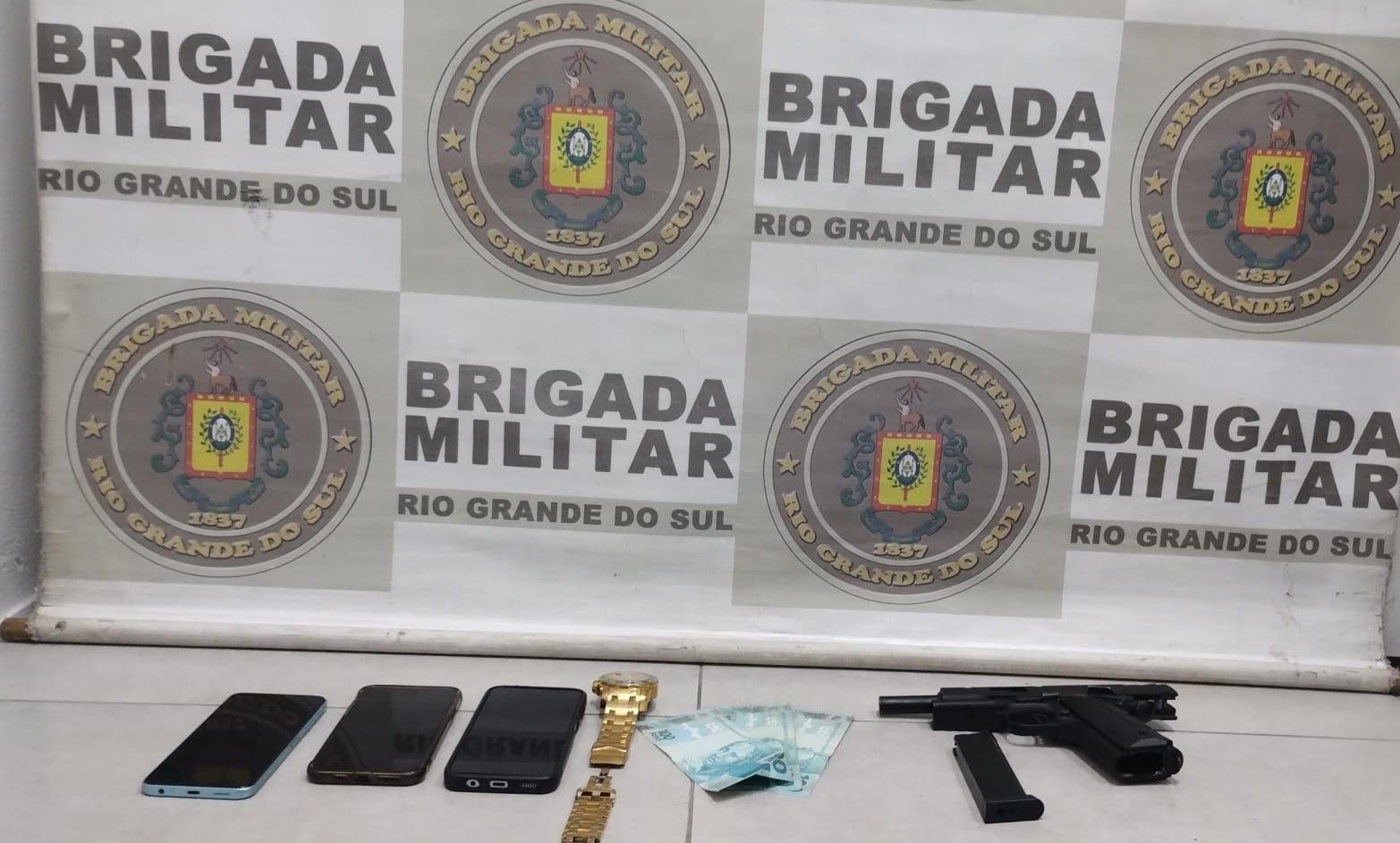 Com o trio, os policiais localizaram um simulacro de arma de fogo, rel&oacute;gio, dinheiro e tr&ecirc;s celulares, sendo um da v&iacute;tima que relatou o crime &agrave; BM
