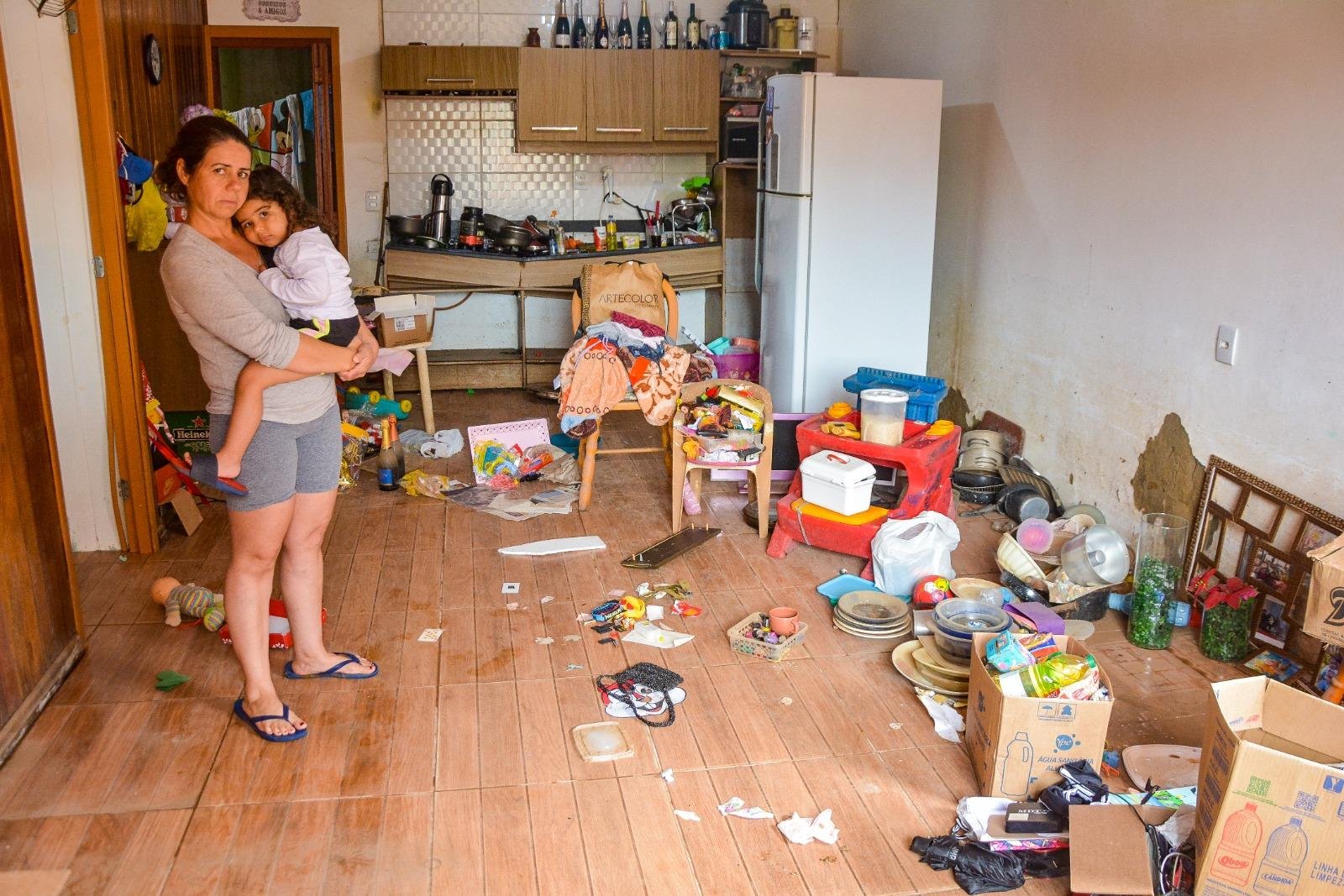 Na casa de Joseane, com a filha Maria no colo, em Eldorado do Sul, tudo est&aacute; sujo, &uacute;mido ou despencou