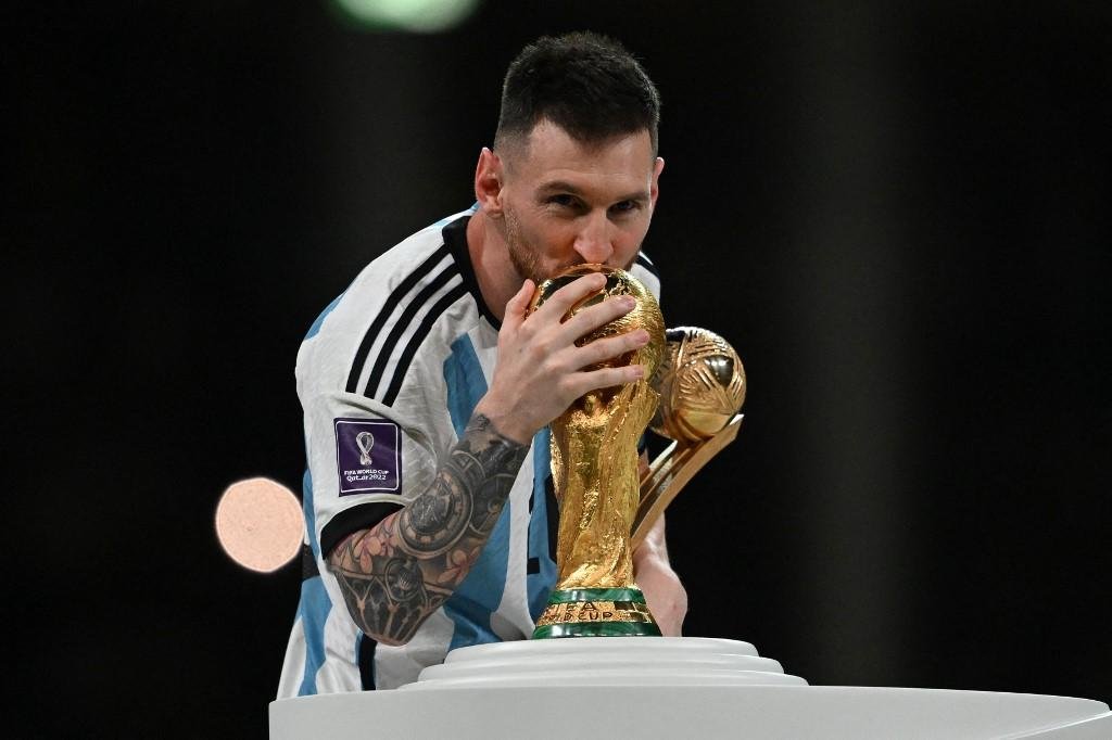 Campe&atilde;o mundial pela Argentina em 2022 ser&aacute; o primeiro atleta de futebol masculino a vencer a premia&ccedil;&atilde;o