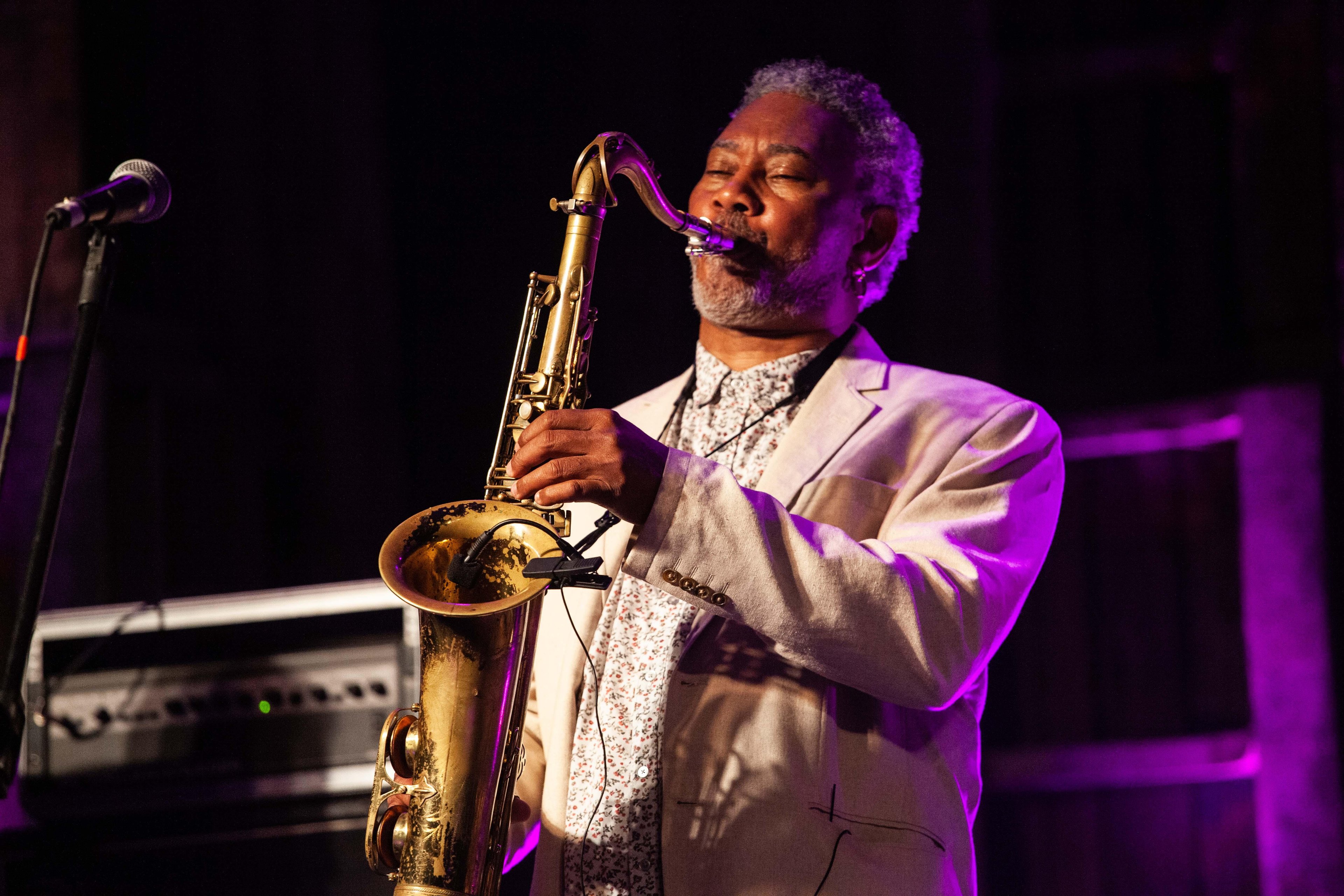 Saxofonista Alphonso "Doc" Sanders, diretor do B.B. King Recording Studio, &eacute; uma das atra&ccedil;&otilde;es do festival de blues