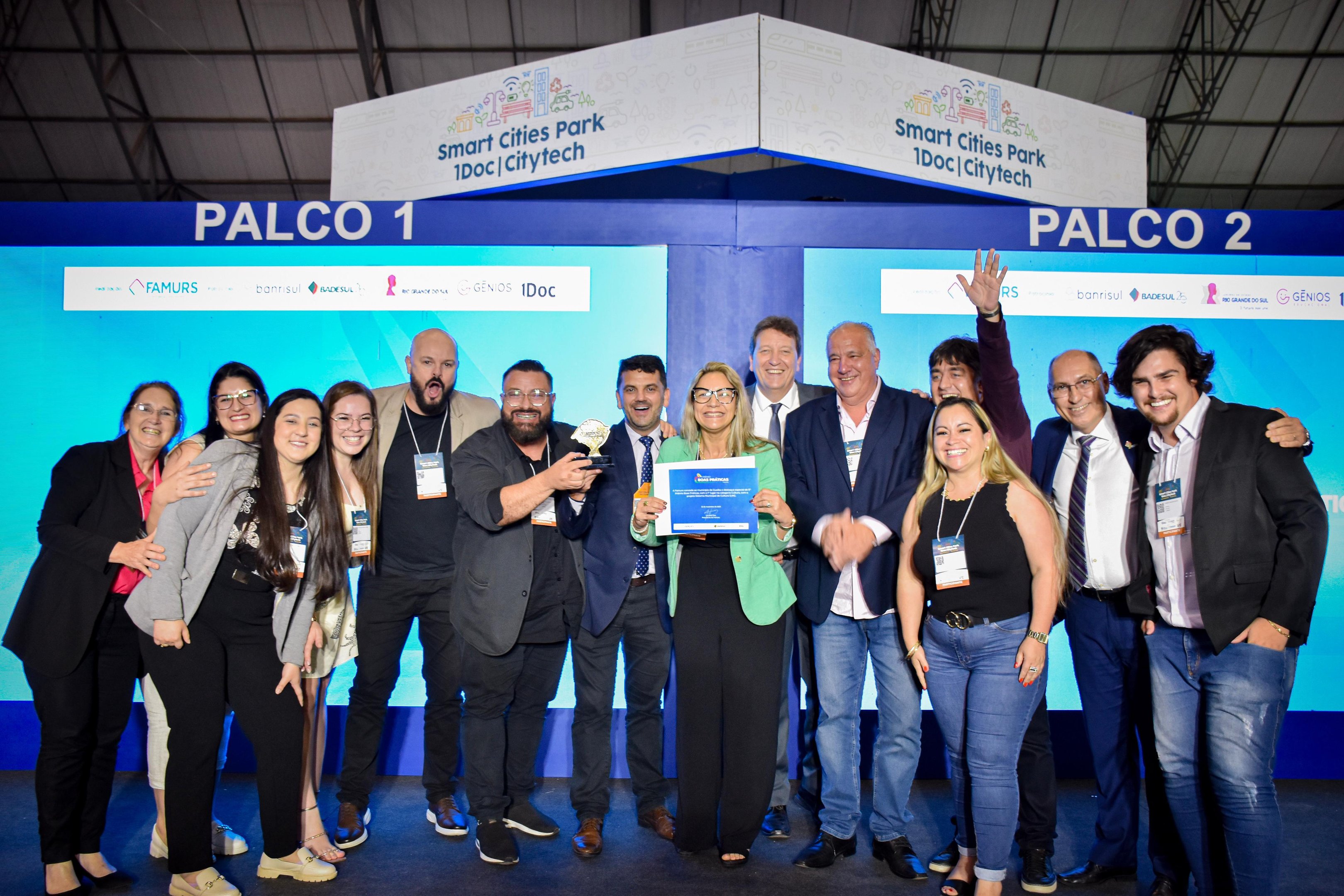 Equipe da Secretaria de Turismo e Cultura de Gua&iacute;ba recebendo a premia&ccedil;&atilde;o pelo projeto do Sistema de Identifica&ccedil;&atilde;o do Artista