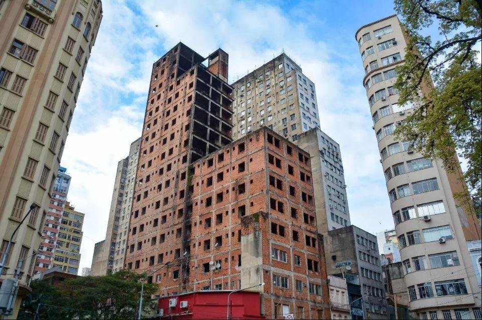 Edif&iacute;cio com 19 andares foi constru&iacute;do na d&eacute;cada de 1950 e nunca foi conclu&iacute;do