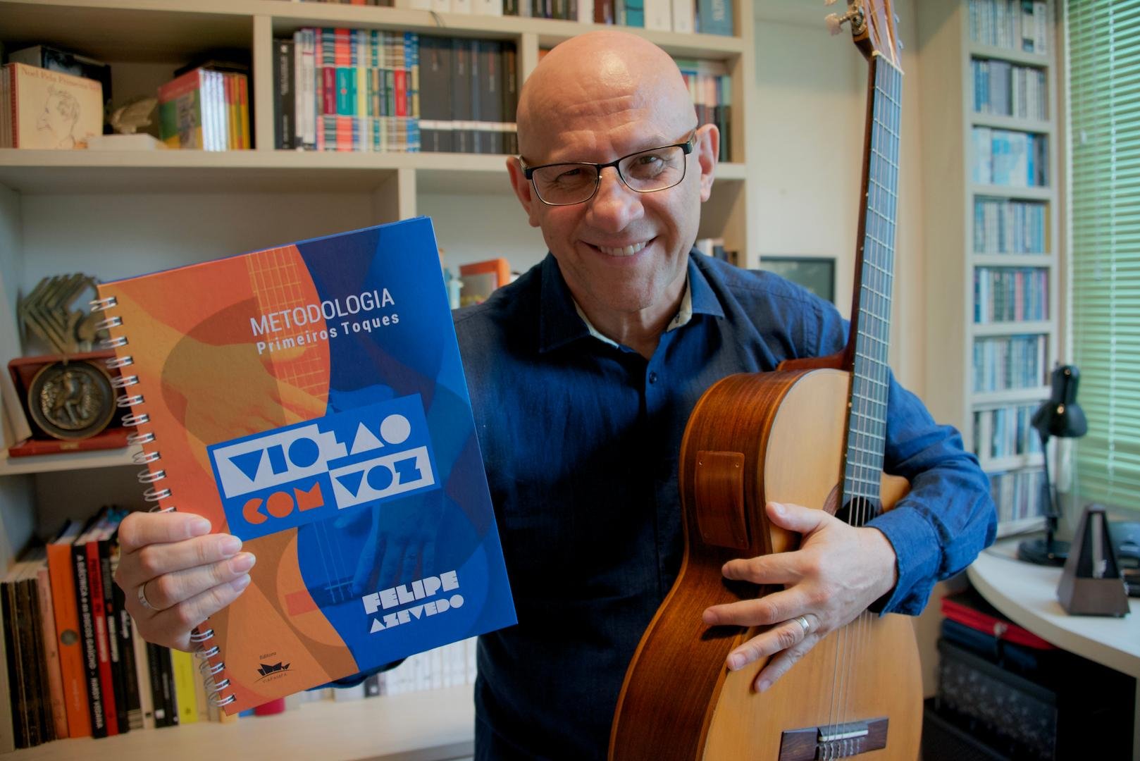 "Primeiros Toques" detalha a metodologia Viol&atilde;o com Voz, desenvolvida pelo m&uacute;sico