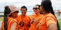 Vestidas de laranja, grupo chamou a atenção para a importância da conscientização e união de esforços pela causa