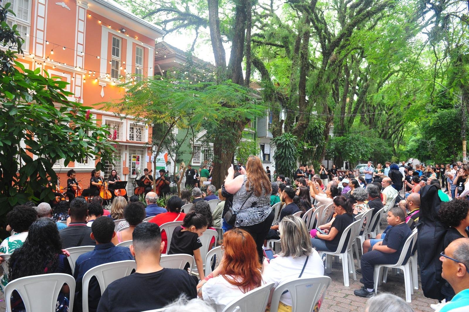 Rua foi fechada e p&uacute;blico assistiu &agrave;s apresenta&ccedil;&otilde;es sentado sob as &aacute;rvores que recobrem a via