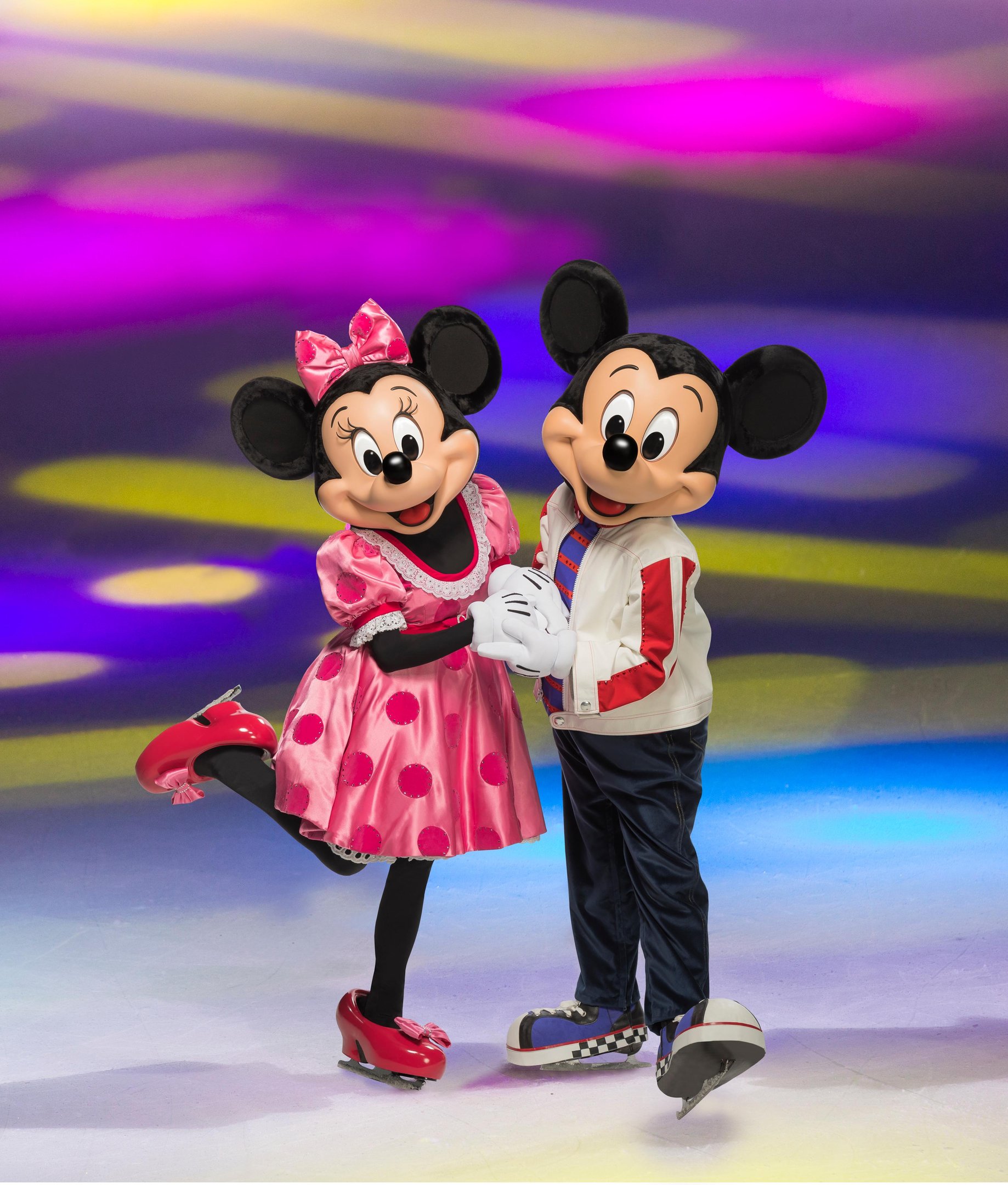 Os anfitri&otilde;es Mickey e Minnie Mouse conduzir&atilde;o o p&uacute;blico a uma expedi&ccedil;&atilde;o por mares agitados, montanhas cobertas de neve e chegar&atilde;o at&eacute; a ponte de Cal&ecirc;ndula