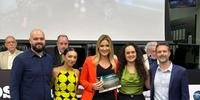 Equipe da Record RS recebendo a menção honrosa do Prêmio Direitos Humanos de Jornalismo