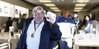Steve Wozniak acampou durante a noite à espera do mais novo iPhone