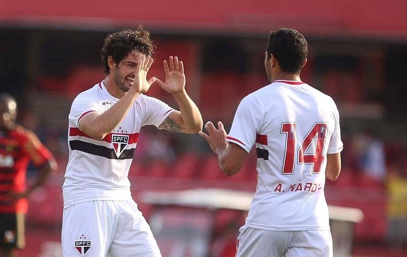 Alexandre Pato comemora o gol marcado contra o Sport