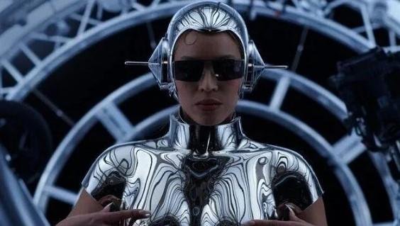 Hajime Sorayama insinuou que parte do figurino da turn&ecirc; teria sido 'inspirado' em sua obra com tons futuristas