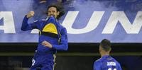 Cavani comemora gol com a camisa do Boca Juniors