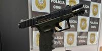 Pistola calibre 9 milímetros de uso restrito foi apreendida com suspeitos