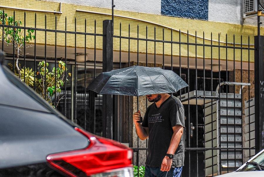 Moradores recorrem &agrave;s sombrinhas para fugir do calor&atilde;o na Capital