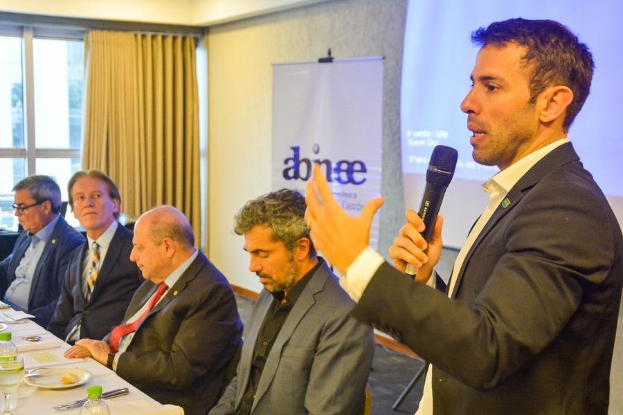 BRDE&nbsp;e a Abinee formalizaram um termo de coopera&ccedil;&atilde;o t&eacute;cnica com o objetivo de impulsionar os n&iacute;veis de competitividade e produtividade das empresas que comp&otilde;em o setor eletroeletr&ocirc;nico