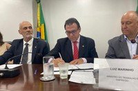 O ministro Luiz Marinho durante a assinatura do pacto com entidades laborais e empresariais