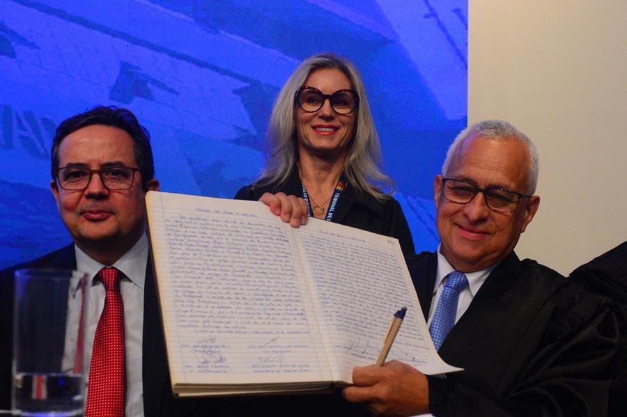 Marco Peixoto (de gravata azul) assumiu a presid&ecirc;ncia do TCE-RS