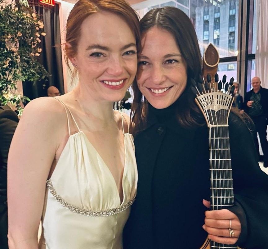 Emma Stone e a cantora portuguesa Carminho