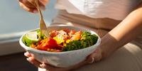 Nutricionista recomenda se servir primeiro com alimentos mais leves, como as saladas