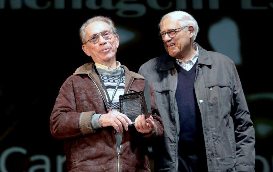 O cineasta Ant&ocirc;nio Carlos Textor recebeu homenagem de Hiron Goidanich em cerim&ocirc;nia de Premia&ccedil;&atilde;o dos Curtas Ga&uacute;chos do 41&ordm; Festival de Cinema de Gramado