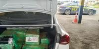 Os cerca de 165 kg de droga foram localizados dentro do porta-malas do veículo, em embalagens de erva-mate