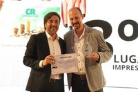 Guilherme Portella entrega prêmio ao jornalista Itamar Pelizzaro