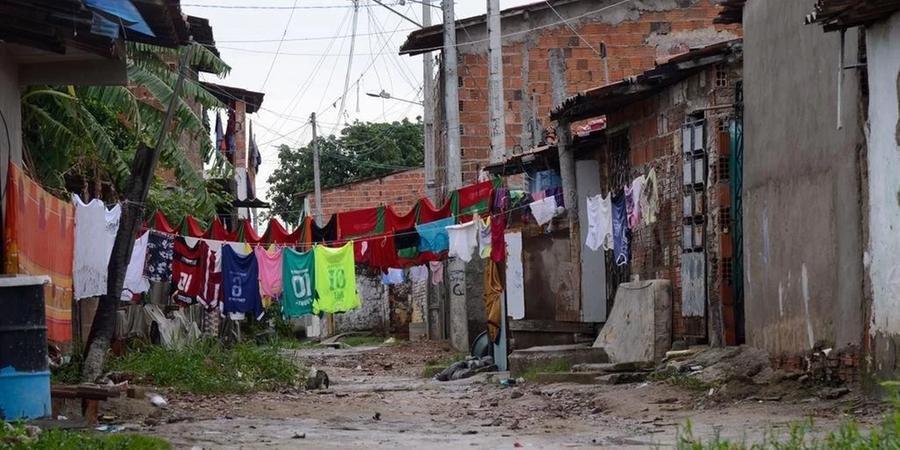 Covid-19 exp&ocirc;s as desigualdades socioecon&ocirc;micas e de sa&uacute;de no Brasil