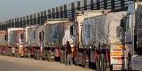 Caminhões esperam em fila para entrar em Gaza pala passagem de Rafah, na fronteira com o Egito