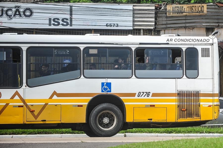 &Ocirc;nibus que deveriam ter o equipamento circulam com as janelas abertas
