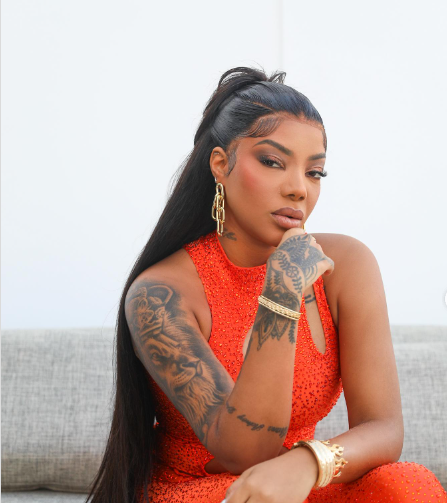 "Celebrando as minhas diversas facetas que me conectam &agrave; voc&ecirc;s, apresento Ludmilla In The House, turn&ecirc; que passear&aacute; pela minha trajet&oacute;ria ao longo da &uacute;ltima d&eacute;cada", anunciou a cantora, em postagem no Instagram