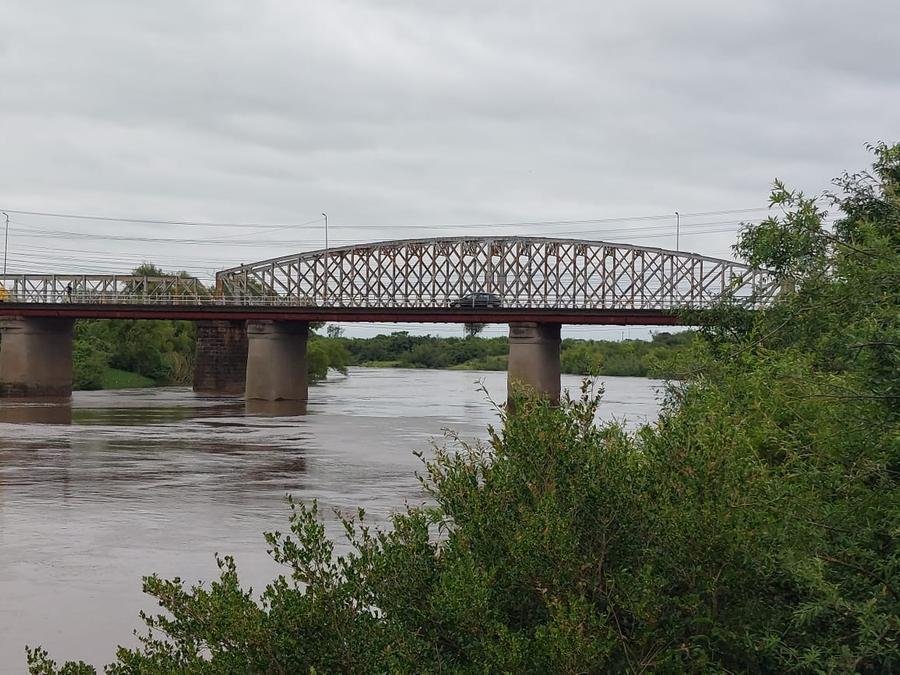 O rio Ibirapuit&atilde; avan&ccedil;a em Alegrete deixando ribeirinhos apreensivos