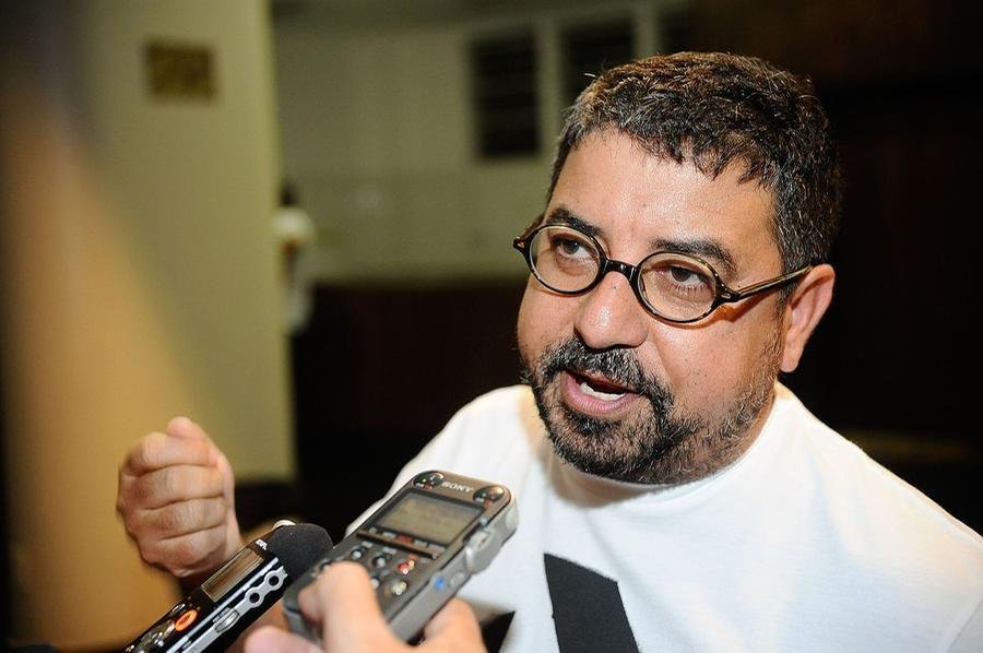 Com o celular em m&atilde;os, disse que faria uma representa&ccedil;&atilde;o contra o deputado Nikolas Ferreira (PL-MG), e o chamou de "viadinho"
