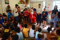 Dilceu Flores Júnior participa de ações sociais em comunidades carentes de Porto Alegre, como a entrega de presentes do Hospital Moinhos de Vento no Morro da Cruz, e ainda ajuda a promover a inclusão de pessoas com deficiência