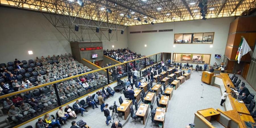 O texto prev&ecirc; a manuten&ccedil;&atilde;o dos cargos contratados.