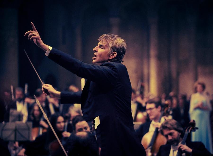 Bradley Cooper interpreta o maestro e compositor Leonard Bernstein