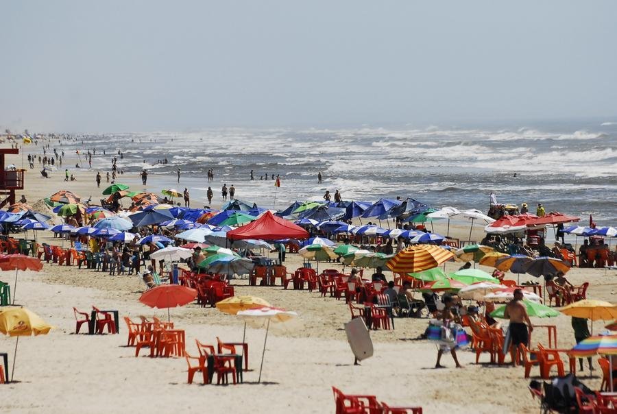 Sol e calor proporcionaram bom movimento nesta manh&atilde; na praia de Imb&eacute;