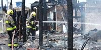 Quando os bombeiros chegaram no local as casas já estavam em chamas, com fogo intenso. Atuação se concentrou em evitar que o fogo se alastrasse para as residências vizinhas