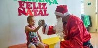 Pedro Lorenzo de 10 anos ficou encantado com a presença do Papei Noel