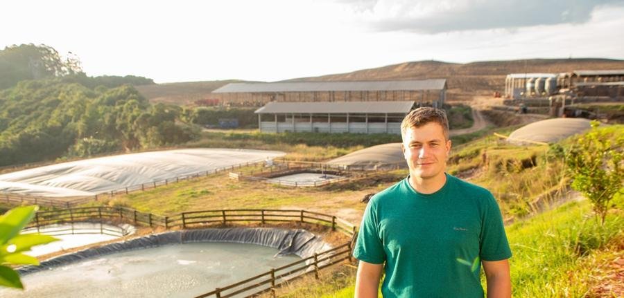 Jean Carlos Trevisan, propriet&aacute;rio da Granja Trevisan, que utiliza a tecnologia de biodigestores
