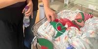 Recém-nascidos foram vestidos com roupas de ajudantes do Papai Noel no Hospital Divina Providência, em Porto Alegre