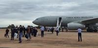 Brasileiros repatriados deixam avião da FAB no aeroporto de Brasília na manhã deste sábado