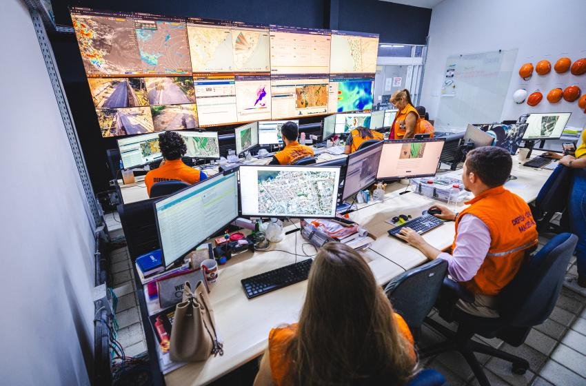 Sala de controle da Defesa Civil de Macei&oacute; monitora per&iacute;metro isolado