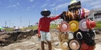 Ambulante da praia de Torres Leandro  Guedes vende chapéus e artigos artesanais
