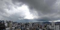 Em Porto Alegre, sol aparece entre muitas nuvens e pode chover a qualquer momento