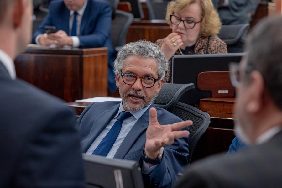 L&iacute;der do governo na Assembleia, Frederico Antunes (PP) articula antes de vota&ccedil;&otilde;es